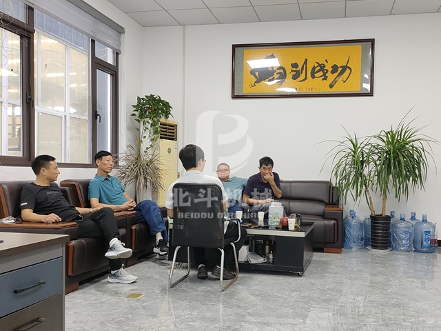 客戶(hù)前來(lái)參觀考察竹木粉碎機(jī)