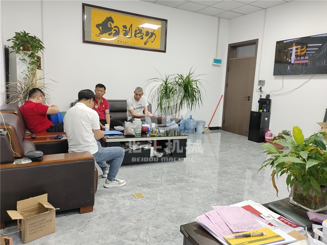 實(shí)拍客戶(hù)參觀秸稈粉碎機(jī)制造車(chē)間